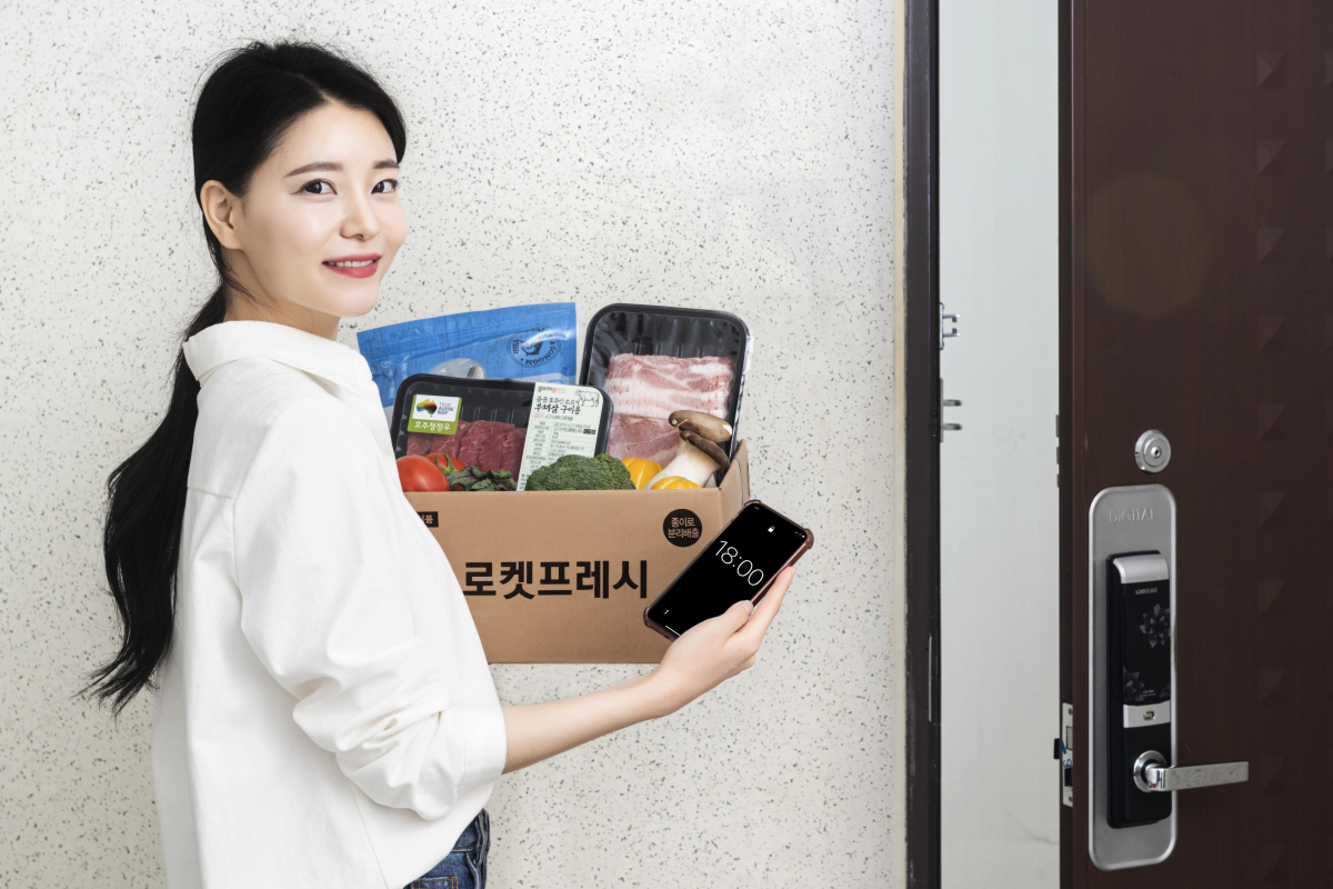 ▲직장인이 출근길에 쿠팡에서 주문한 신선식품을 퇴근 후에 현관문 앞에서 들고 집으로 들어가고 있다. (사진제공=쿠팡)