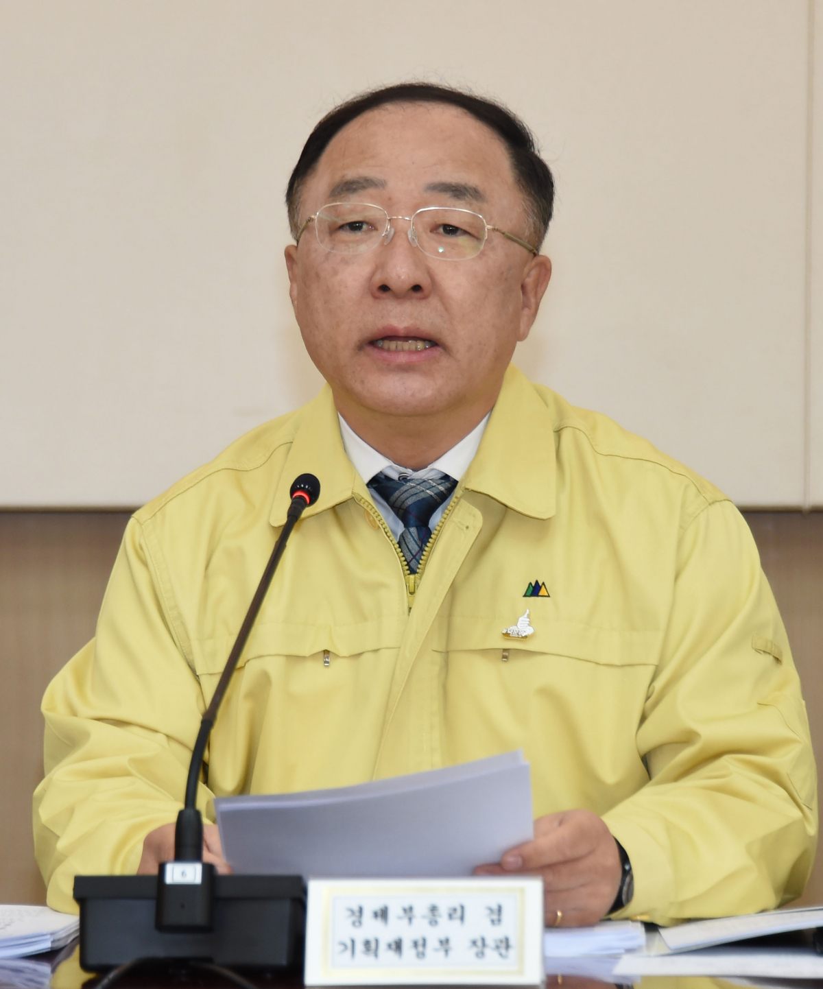 ▲홍남기 경제부총리 겸 기획재정부 장관이 29일 광화문 정부서울청사에서 열린 '제1차 비상경제 중앙대책본부 회의'를 주재, 모두발언을 하고 있다. (사진제공=기획재정부)