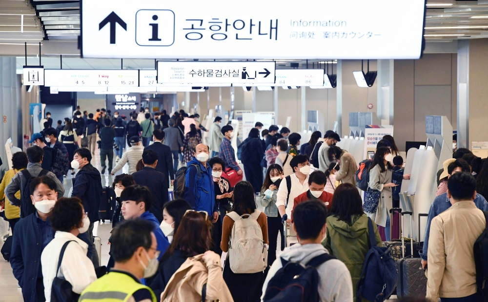 ▲신종 코로나바이러스 감염증(코로나19) 대응 사회적 거리두기가 완화된 가운데 황금연휴를 앞둔 28일 서울 강서구 김포공항 국내선 청사가 승객들로 붐비고 있다. 제주도는 연휴기간인 29일부터 내달 5일까지 제주 방문 관광객을 17만9000여 명으로 예상하고 있다. 신태현 기자 holjjak@ (이투데이DB)