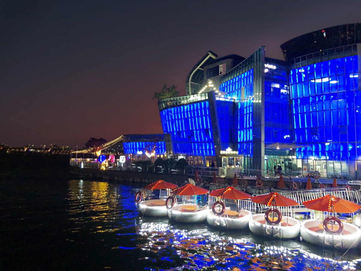 ▲코로나19 의료진을 상징하는 푸른빛의 조명을 밝히는 세빛섬 ‘블루라이팅 캠페인’ (사진제공=효성)