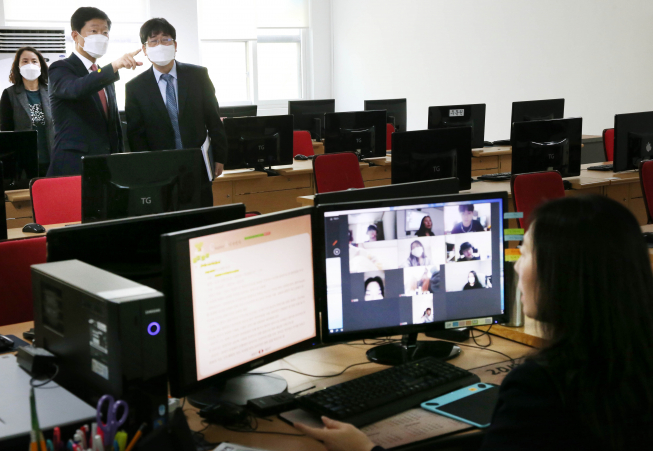 ▲우태희 상근부회장이 29일 ‘코로나19 대응을 위한 인력개발원 온·오프라인 훈련 현황’을 점검하고 있다. (사진제공=대한상의)