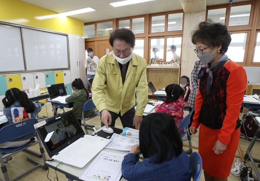 ▲조희연 서울시교육감이 29일 서울 강서구 등원초등학교에서 원격수업 중인 교실을 찾아 학생들과 인사를 나누고 있다. (연합뉴스)