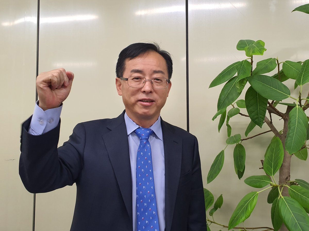 ▲김경만 더불어시민당 당선인이 이투데이와 인터뷰 후 파이팅을 외치고 있다. (이다원 기자 leedw@)