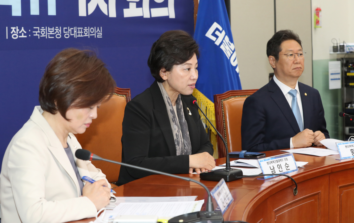 ▲더불어민주당 남인순 젠더폭력근절대책TF 단장이 29일 오전 서울 여의도 국회 본청 당대표회의실에서 열린 젠더폭력근절대책TF 1차 회의를 주재하고 있다.  (연합뉴스)