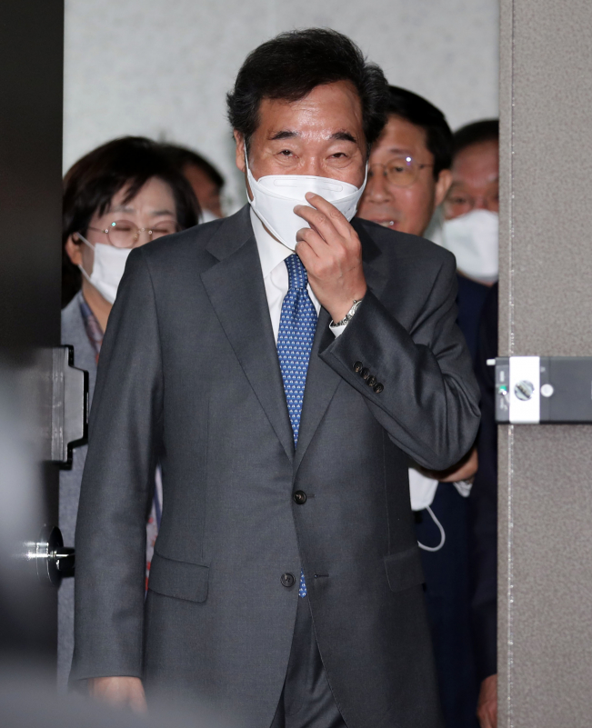 ▲더불어민주당 이낙연 코로나19 국난극복위원장이 29일 국회 의원회관에서 열린 코로나19 국난극복위원회 방역 전문가 간담회에 입장하고 있다.  (연합뉴스)