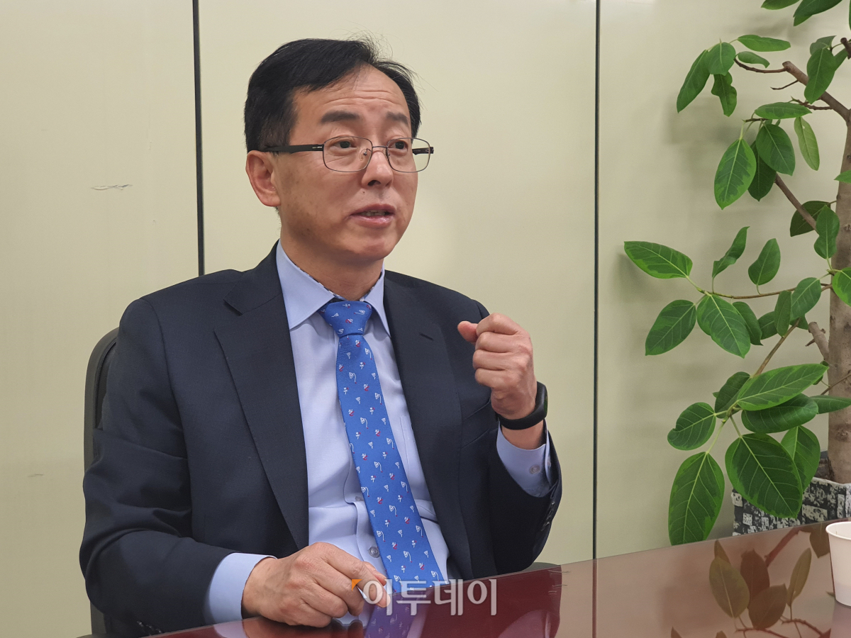 ▲김경만 더불어시민당 당선인이 이투데이와 만나 인터뷰하고 있다.  (이다원 기자 leedw@)