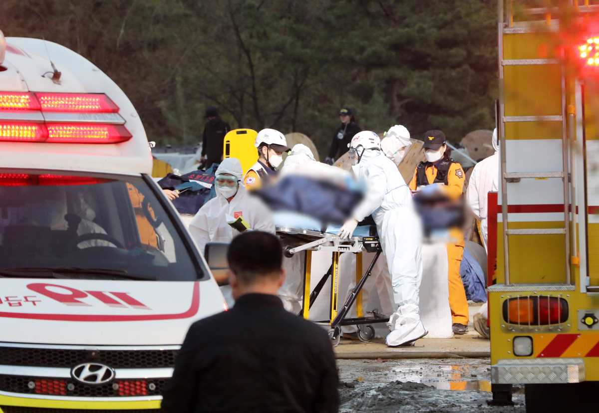 ▲29일 오후 다수의 사상자가 발생한 경기도 이천시 모가면의 한 물류창고 공사장 화재 현장에서 소방대원들이 사상자를 옮기고 있다.  (연합뉴스)