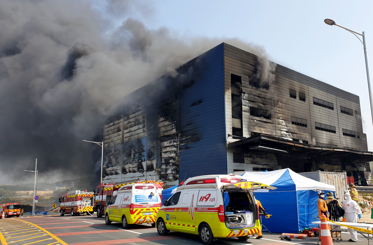 ▲<YONHAP PHOTO-5116> 이천 물류창고 공사장 화재 검은 연기    (서울=연합뉴스) 29일 오후 다수의 사상자가 발생한 경기도 이천시 모가면의 한 물류창고 공사장 화재 현장에서 검은 연기가 뿜어져 나오고 있다. 2020.4.29 [경기소방재난본부 제공. 재판매 및 DB금지]    xanadu@yna.co.kr/2020-04-29 20:50:54/<저작권자 ⓒ 1980-2020 ㈜연합뉴스. 무단 전재 재배포 금지.> (연합뉴스)