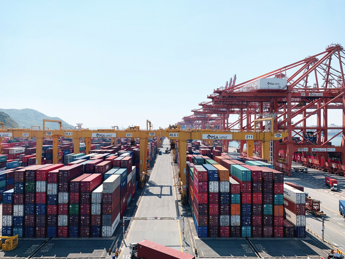 ▲29일 HPNT(현대부산신항만)에 있는 38개의 야드 크레인은 스스로 컨테이너선을 들어올린다.  (사진제공=현대상선)