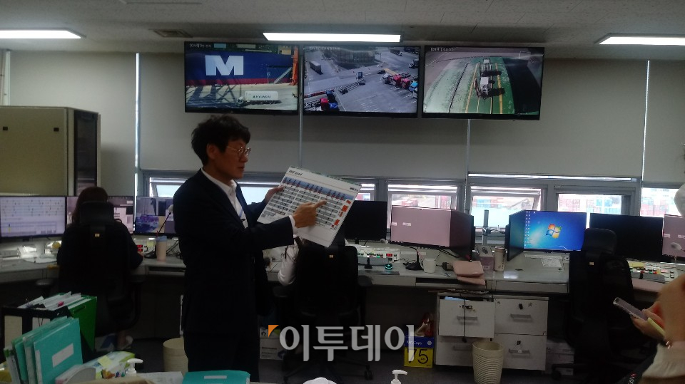 ▲이진철 HPNT 영업당담 상무는 29일 "다른 항만에서는 수동으로 작업이 이뤄지는 것과 달리 HPNT의 야드 크레인 자동화율은 95%이다”고 강조했다.  (한영대 기자 yeongdai@)