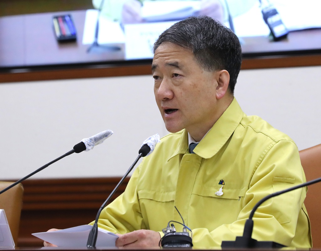 ▲박능후 중앙재난안전대책본부 1차장(보건복지부 장관)이 30일 오전 서울 종로구 정부서울청사 영상회의실에서 영상으로 신종 코로나바이러스 감염증(코로나19) 대응 중앙재난안전대책본부 회의를 주재하고 있다. (뉴시스)