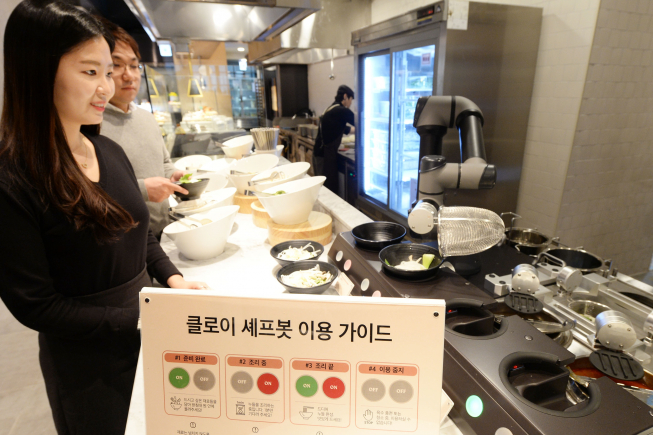 ▲서울 강서구 소재 빕스 1호점인 등촌점에서 일하고 있는 ‘LG 클로이 셰프봇'  (사진제공=LG전자)