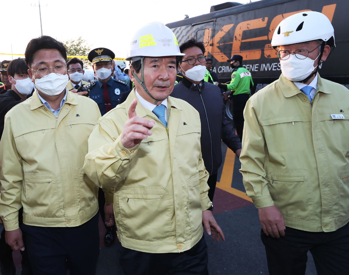 ▲정세균 국무총리가 29일 오후 다수의 사상자가 발생한 경기도 이천시 모가면의 한 물류창고 공사장 화재 현장을 찾아 현장을 살펴보고 있다. (연합뉴스)