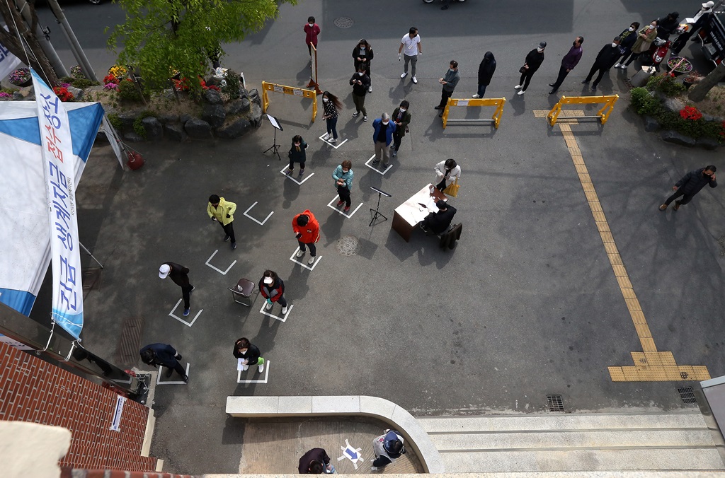 ▲제21대 국회의원 선거일인 15일 오전 대구 수성구 지산2동 행정복지센터에 마련된 제1투표소에서 유권자들이 신종 코로나바이러스 감염증(코로나19)예방을 위한 사회적 거리 두기 수칙을 지키며 투표 순서를 기다리고 있다.  (뉴시스)