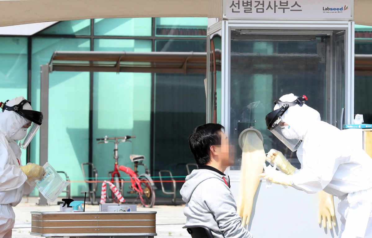 ▲30일 오전 인천시 연수구 선학경기장 드라이브 스루 선별 진료센터에서 의료진이 신종 코로나바이러스 감염증(코로나19) 예방을 위해 인천시 거주 해외입국자를 검사하고 있다. (뉴시스)