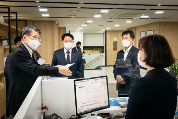 ▲은성수 금융위원장이 서울 종로구 농협은행 동대문지점에서 은행 관계자와 대화를 하고 있다. (사진제공=금융위원회)