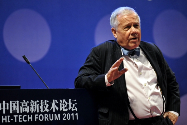 ▲세계적인 투자자 짐 로저스가 2011년 11월 17일 중국 선전에서 열린 하이테크포럼에서 발언하고 있다. 선전/신화뉴시스