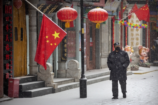 ▲중국 베이징에서 2월 5일(현지시간) 눈이 내리는 가운데 한 경비원이 마스크를 쓰고 서 있다. 중국 당국이 코로나19 확산 상황을 고의적으로 은폐했다는 의혹이 커지고 있다. 베이징/AP연합뉴스
