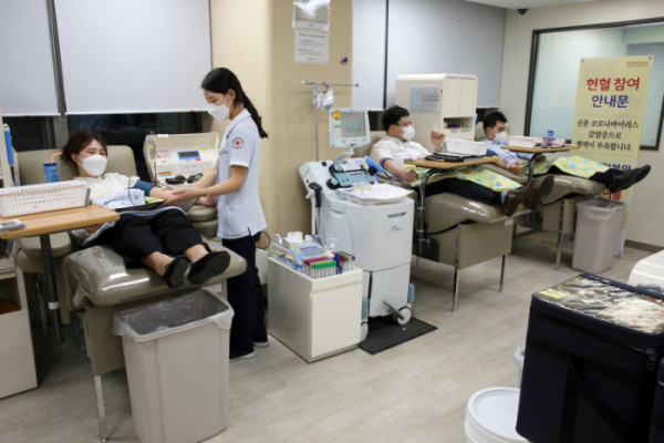 ▲삼표그룹 임직원들이 2일 종로 헌혈의 집 광화문센터에서 헌혈봉사를 하고 있다.  (사진제공=삼표그룹)