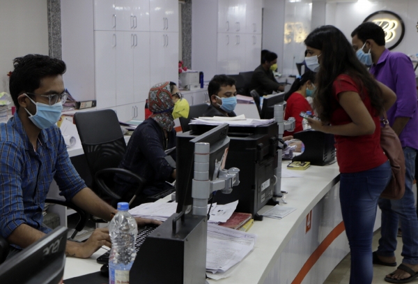 ▲인도 뭄바이의 한 은행에서 지난달 17일(현지시간) 직원과 고객 모두 코로나19 감염을 우려해 마스크를 착용하고 있다. 뭄바이/AP뉴시스
