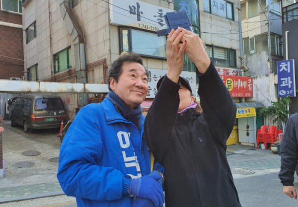 ▲이낙연 더불어민주당 공동상임선대위원장이 4일 오전 서울 종로구 명륜동의 한 골목에서 지지자와 함께 사진 촬영을 하고 있다.  (사진=유혜림 기자(@wiseforest))