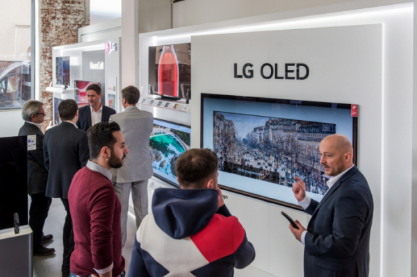 ▲유럽지역 거래 관계자들이 2020년형 LG 올레드 TV를 살펴보고 있다.  (사진제공=LG전자)