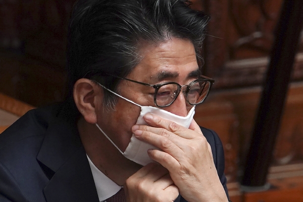 ▲아베 신조 일본 총리가 3일 참의원 본회의에 참석, 쓰고 있던 마스크를 매마지고 있다. 도쿄/AP연합뉴스