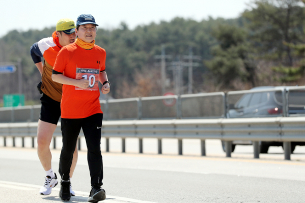 ▲국민의당 안철수 대표가 5일 오후 전북 임실군에서 국도 17호선을 따라 달리고 있다.  (연합뉴스)