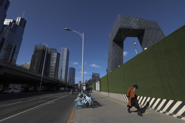 ▲한 여성이 마스크를 쓴 채 중국 베이징(北京)에 위치한 중국중앙TV(CCTV) 건물 근처를 걷고 있다. 베이징/EPA연합뉴스