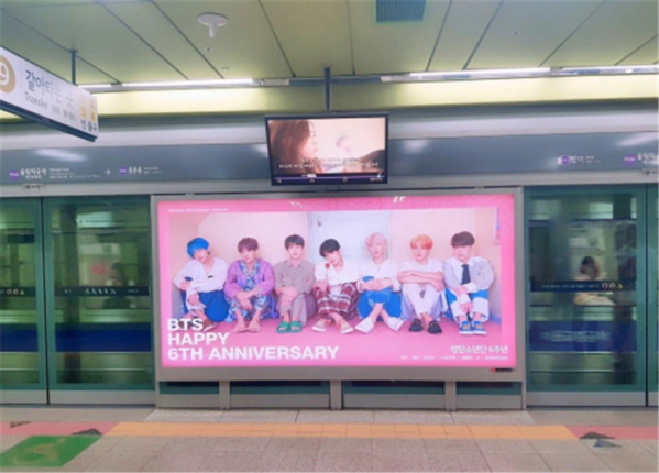 ▲방탄소년단(BTS)의 6주년 데뷔 축하 광고가 서울 지하철 5호선 올림픽공원역에 배치돼 있다. (사진제공=서울교통공사)