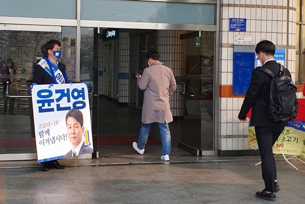 ▲윤건영 더불어민주당 서울 구로구을 후보가 7일 오전 구일역 앞에서 출근인사를 하고 있다. (사진=정용욱 dragon@)
