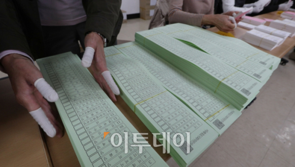 ▲7일 서울 영등포구선관위에서 관계자들이 제21대 국회의원선거 투표지를 검수하고 있다. (신태현 기자 holjjak@)