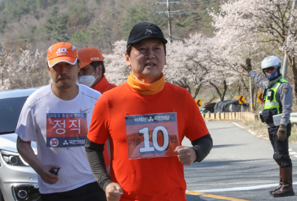 ▲국민의당 안철수대표가 8일 오전 충남 금산군 남이면에서 대전 방향으로 달리고 있다.  (연합뉴스)