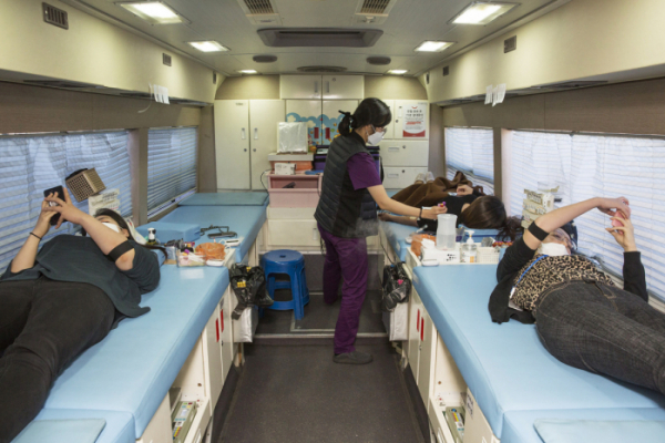▲8일 서울 마곡 코오롱One&Only타워에서 임직원들이 헌혈하고 있다.   (사진제공=코오롱)