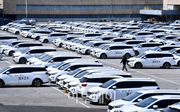▲지난 4월 9일 서울의 한 주차장에 타다 차량들이 멈춰 서 있다.  (신태현 기자 holjjak@)