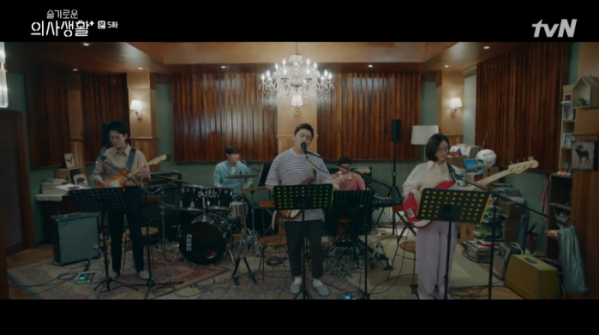 ▲'슬기로운 의사생활' 의대 동기 5인방 밴드(사진=tvN 방송화면 캡처)