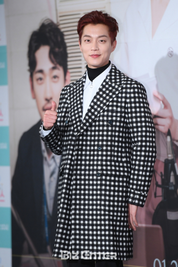 ▲하이라이트 리더 윤두준이 10일 전역했다.(비즈엔터DB)