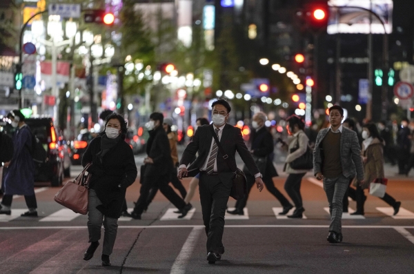 ▲일본 도쿄 번화가인 신주쿠에서 9일(현지시간) 행인들이 마스크를 쓰고 있다. (도쿄/EPA연합뉴스)