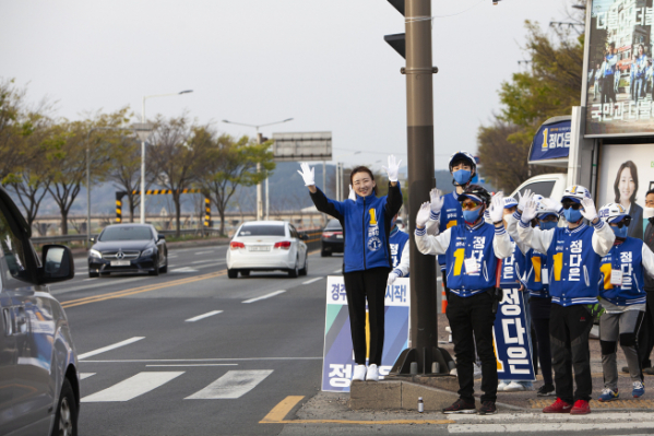 ▲더불어민주당 정다은 경북 경주시 후보가 길거리 유세를 펼치고 있다. (사진=정다은 후보 사무소)