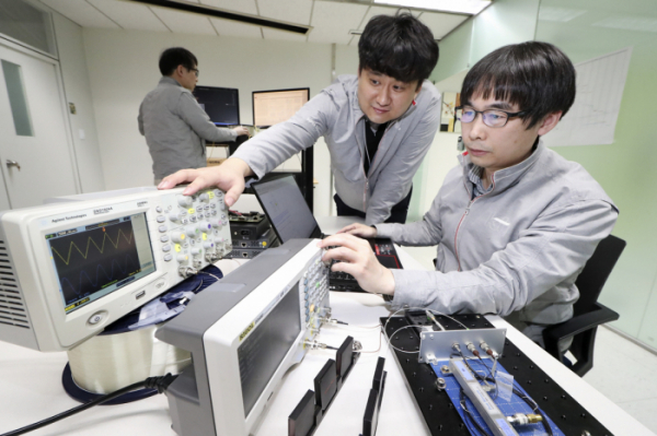 ▲KT융합기술원 연구원들이 서초구 KT연구개발센터에서 양자 암호 통신 기술을 테스트하고 있다. (KT 제공)