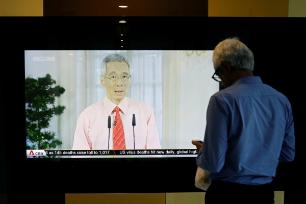 ▲리셴룽 싱가포르 총리가 3일 신종 코로나바이러스 감염증(코로나19) 대책과 관련해 대국민 연설을 하는 모습이 TV를 통해 방영되고 있다. 싱가포르/로이터연합뉴스