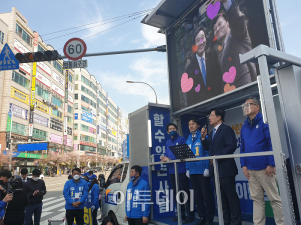 ▲9일 오후 보정누리에뜰사거리에서 이인영 더불어민주당 원내대표, 신경민·표창원 의원이 용인정에 출마한 이탄희 후보의 지원 유세를 하고 있다. 사진은 이인영 원내대표(왼쪽부터), 이탄희 후보, 표창원 의원, 신경민 의원. (사진=이꽃들 기자 flowerslee@)