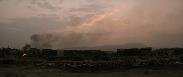 ▲2154년 황폐해진 지구의 모습을 적나라하게 그려낸 'Elysium'의 영화 한 장면. 인간다운 삶이라고는 눈꼽 만큼도 없이 소요에 대한 통제와 학살만이 남은 미래의 모습을 파헤쳤다(사진 Photo IMDB)