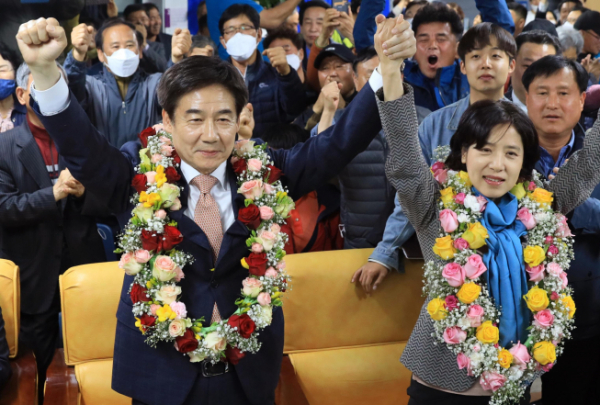 ▲무소속 이용호(왼쪽) 후보가 16일 21대 총선 승리 후 인사를 하고 있다. (연합뉴스)