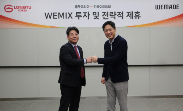 ▲김봉준 룽투코리아 경영지원본부장(좌)과 김석환 위메이드트리 대표이사가 WEMIX 관련 전략적 업무협약을 체결했다.