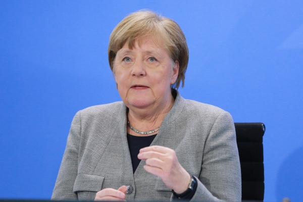 ▲앙겔라 메르켈 독일 총리가 15일(현지시간) 베를린에서 코로나19 감염 확산 억제를 위해 실시했던 봉쇄령을 완화하는 방안을 발표하고 있다. 베를린/EPA연합뉴스