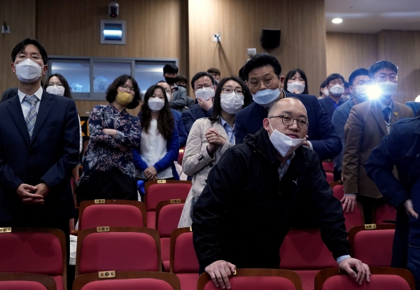 ▲서울에서 15일 더불어민주당 지지자들이 출구조사 결과를 지켜보고 있다. 서울/로이터연합뉴스 
