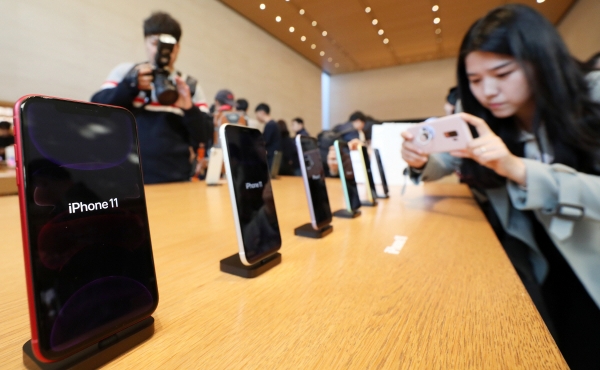 ▲애플스토어 서울 가로수길점에 지난해 10월 25일 정식 출시된 아이폰11 시리즈 제품들이 진열돼 있다. 애플은 18일 코로나19로 문을 닫았던 중국 외 전 세계 애플스토어 중 처음으로 한국 매장 문을 다시 열 계획이다. 뉴시스
