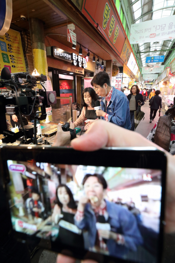 ▲17일 경기 ‘광명시장’에서 방송인 김영철 씨가 온라인으로 전통시장을 소개하는 유튜브 라이브 쇼핑을 진행하고 있다. (KT 제공)