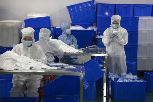 ▲중국 우한의 한 공장에서 근로자들이 마스크를 생산하고 있다. 우한/AP뉴시스
